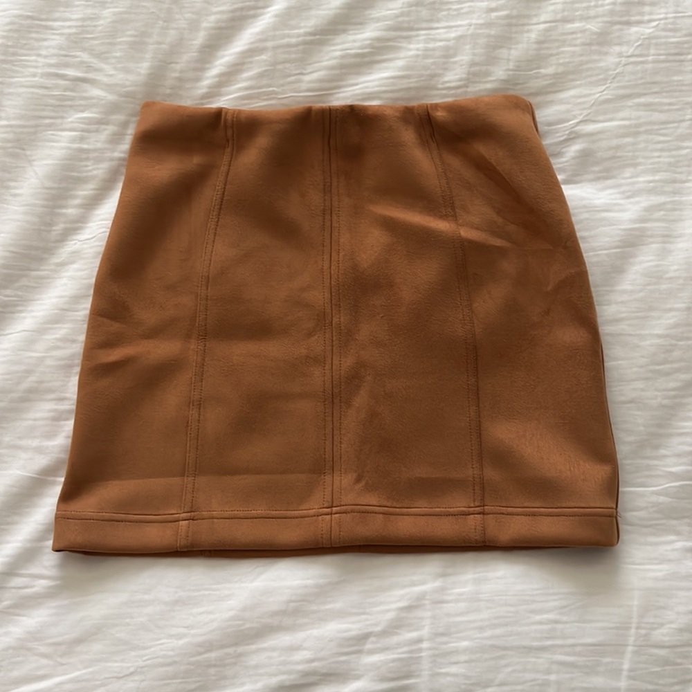 Size small mini skirt, never worn in excellent condition!